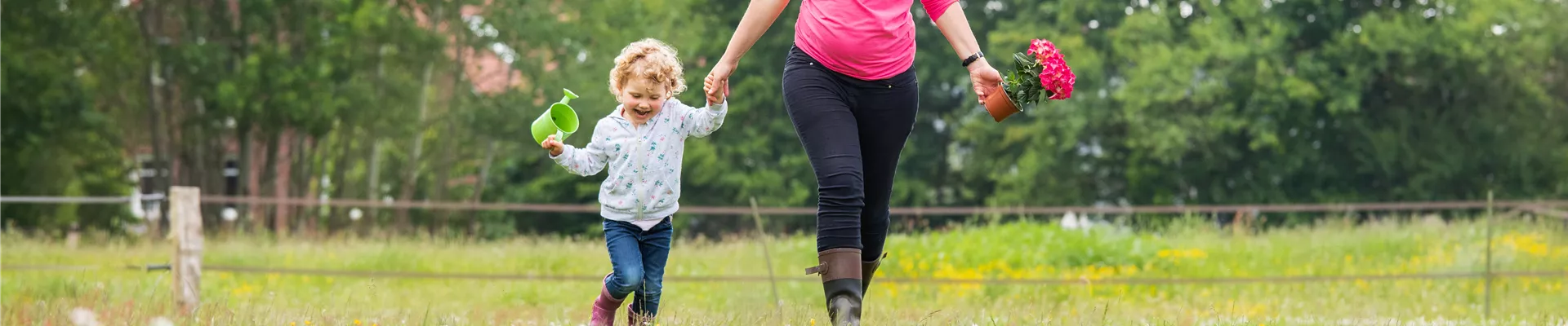 Muttertag - Mutter und Kind auf Wiese Muttertag - Mutter und Kind auf Wiese