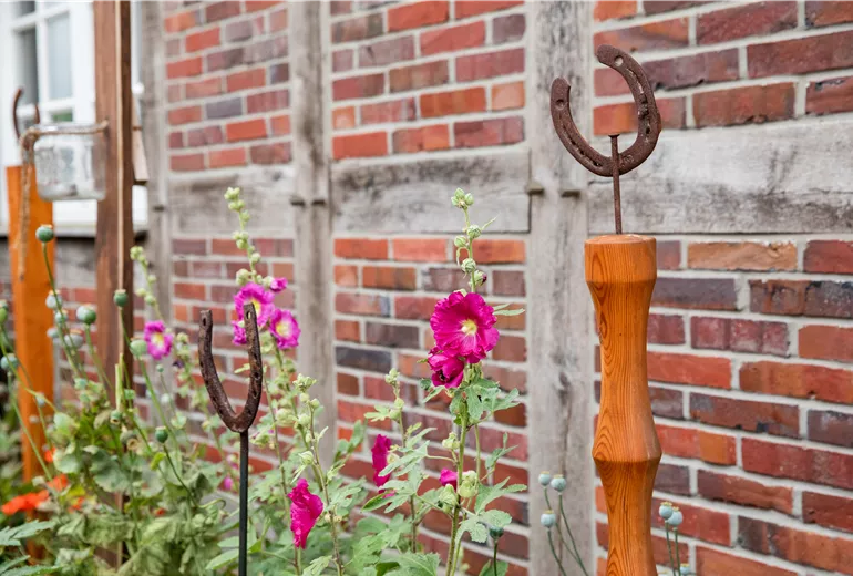 Upcycling - Gartendeko aus Hufeisen